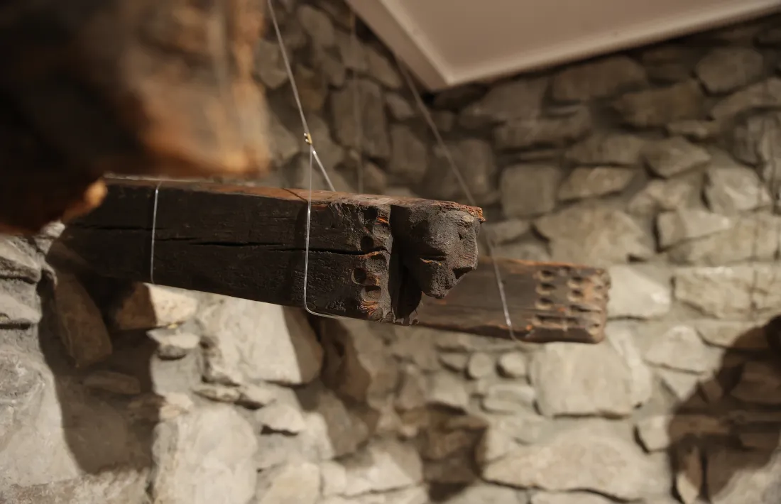 Els caps de biga socarrimats del desaparegut comunidor de Sant Julià.