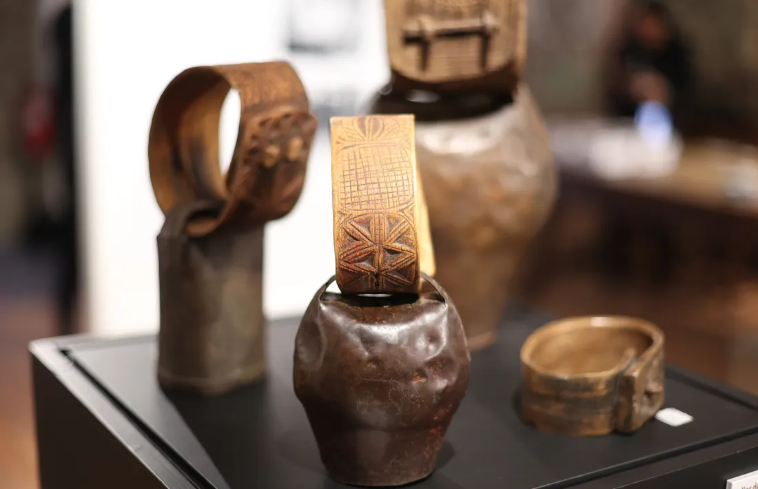 Esquella del XVIII gravada amb la silueta d’una vaca.