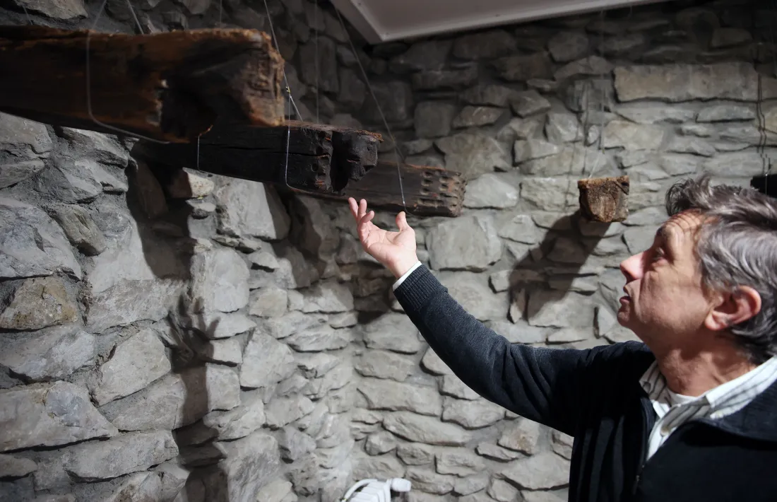 Roger Mas assenyala el cap de biga amb la figura tallada d'un pastor. També hi ha vaques, corders i un gos