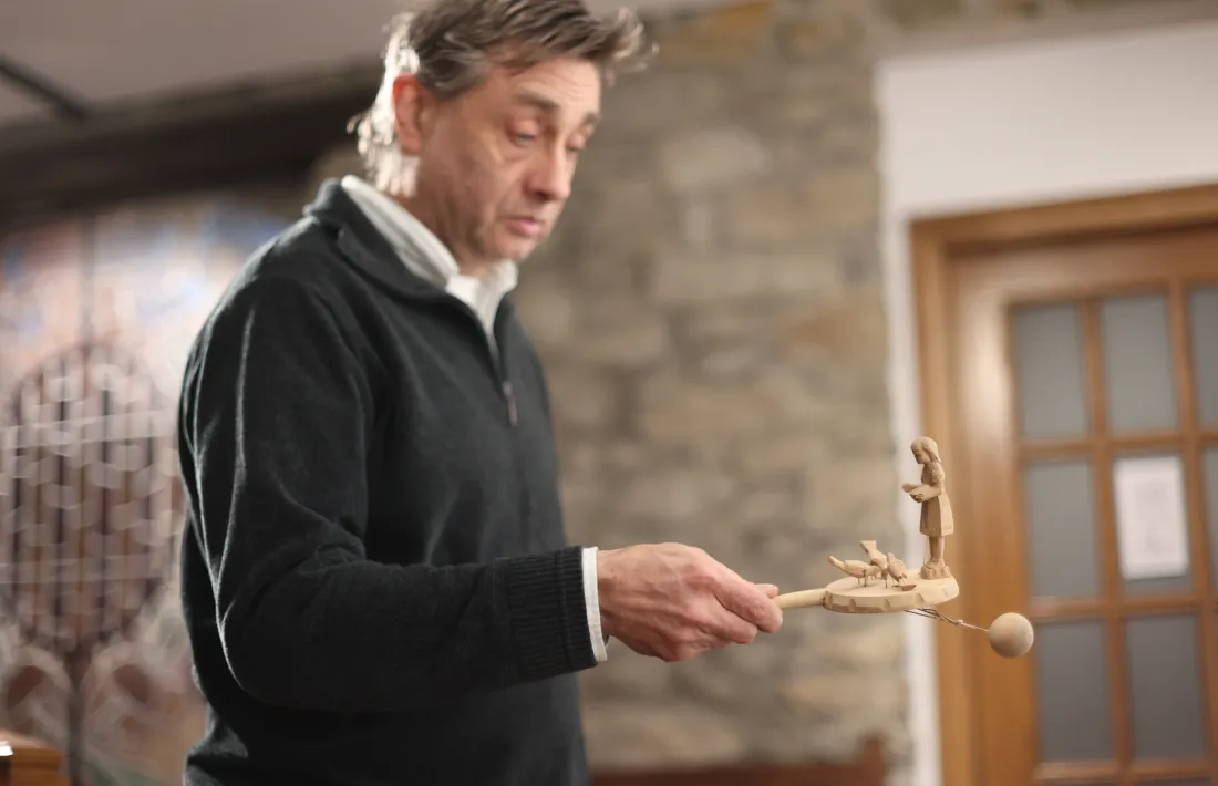 Roger Mas, amb una de les peces de fusta de la seva col·lecció perosnal de joguines que que forma part de l'exposició.