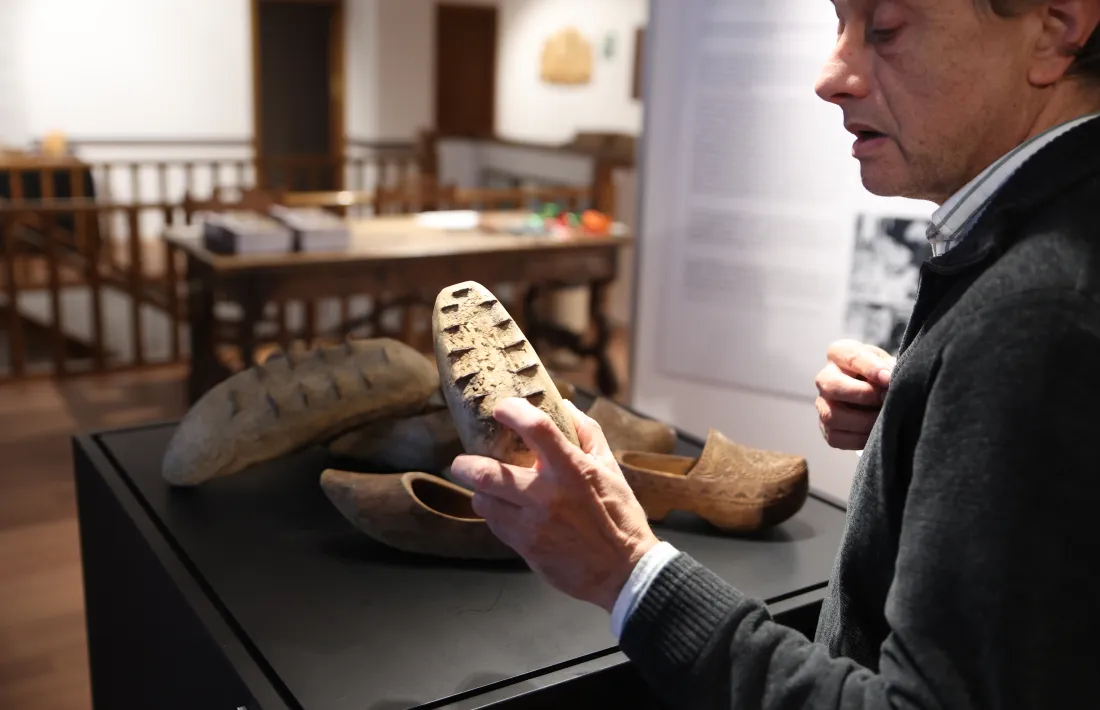 Fragments de dalla vella enganxats a la sola de l'esclop per evitar relliscades.