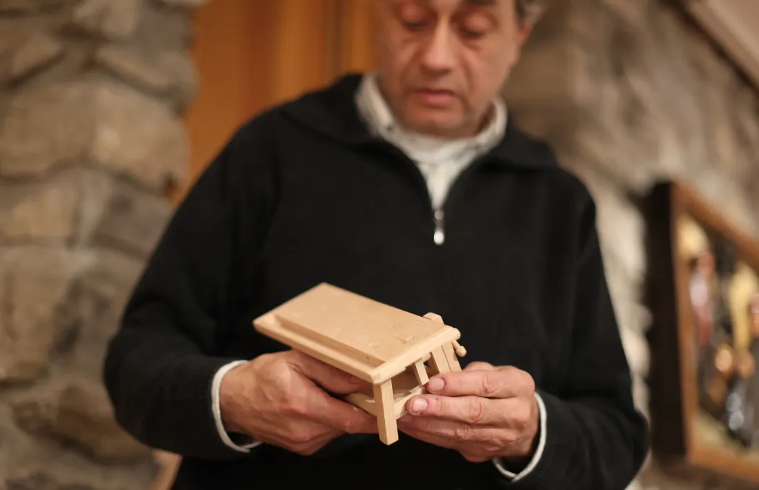 Pupitre doble en miniatura tallat per Josep Maria Canal: és una peça perfecta, rodona, de rara sensibilitat.