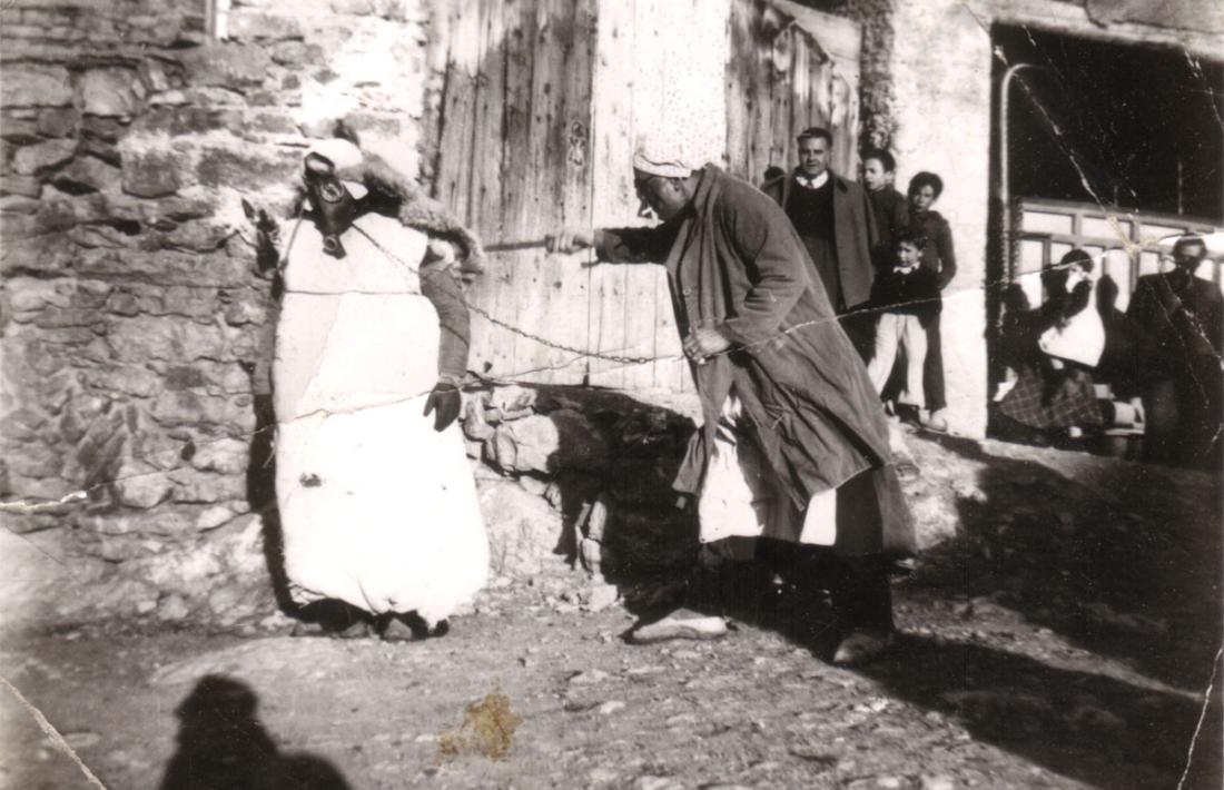 L'óssa, recoberta amb una pell de corder per suportar les bastonades.