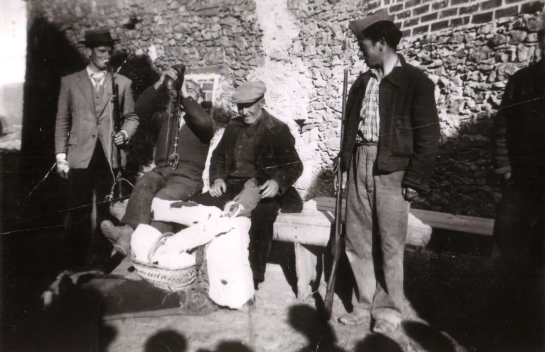 A Clemens Torà el van 'arrestar' i, custodiat, va haver de romandre tot el dia a la plaça. La falta? Treballar per Carnaval