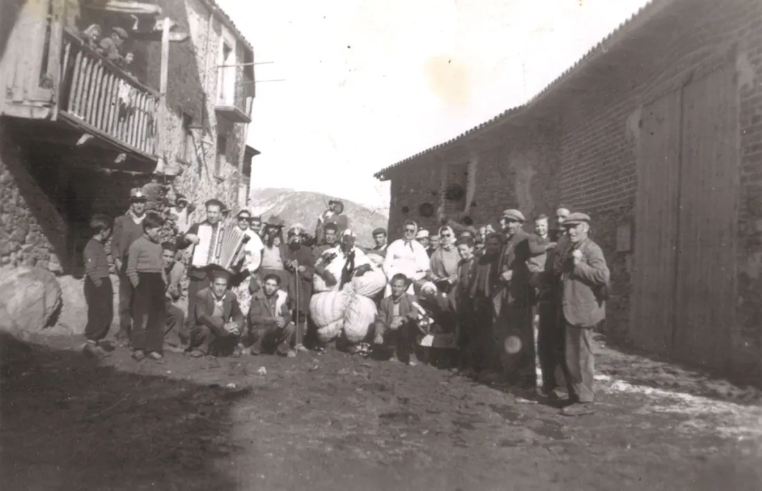 Grup de Carnaval, amb Quim Torra fent d'óssa: recobert d'un matalàs, es va agafar una bona suada. El petit de l'esquerra, en Pere Cerqueda