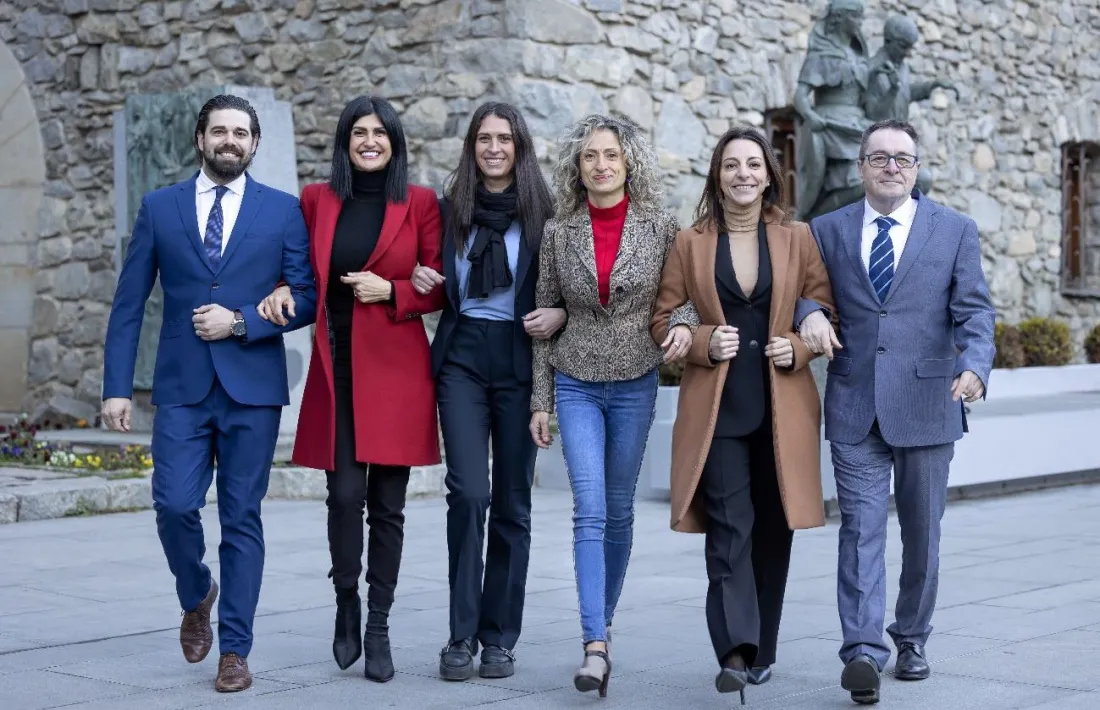 Montaner acompanyada de la resta de membres de l'executiva del partit.