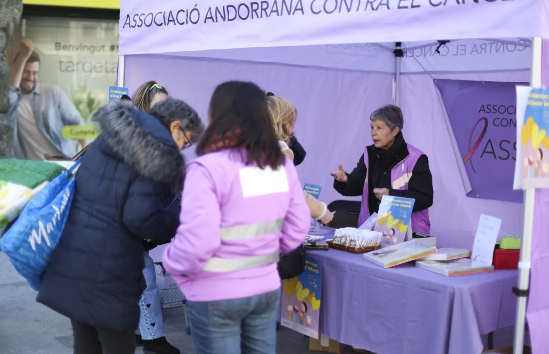 Durant tot el dia, la ciutadania es va acostar a la parada d’Assandca a la Rotonda.