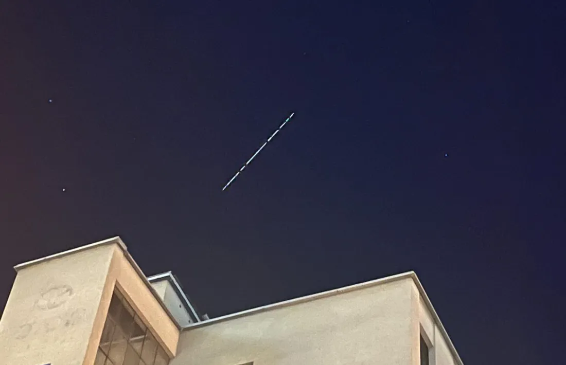 Un ‘clúster’ de minisatèl·lits Starlink va sobrevolar diumenge el cel d’Andorra.