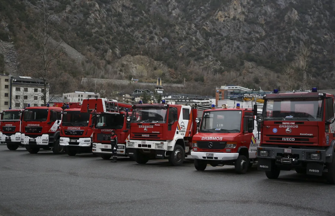 Vehicles dels bombers a la caserna de Santa Coloma.