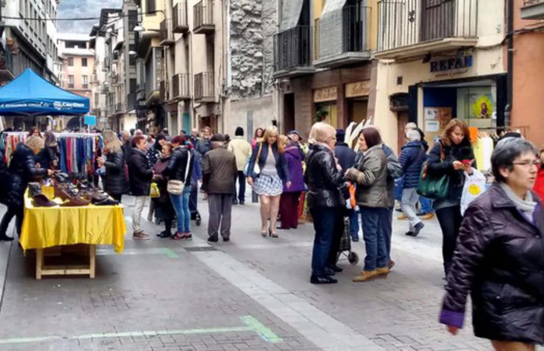 Un carrer comercial de la Seu. 