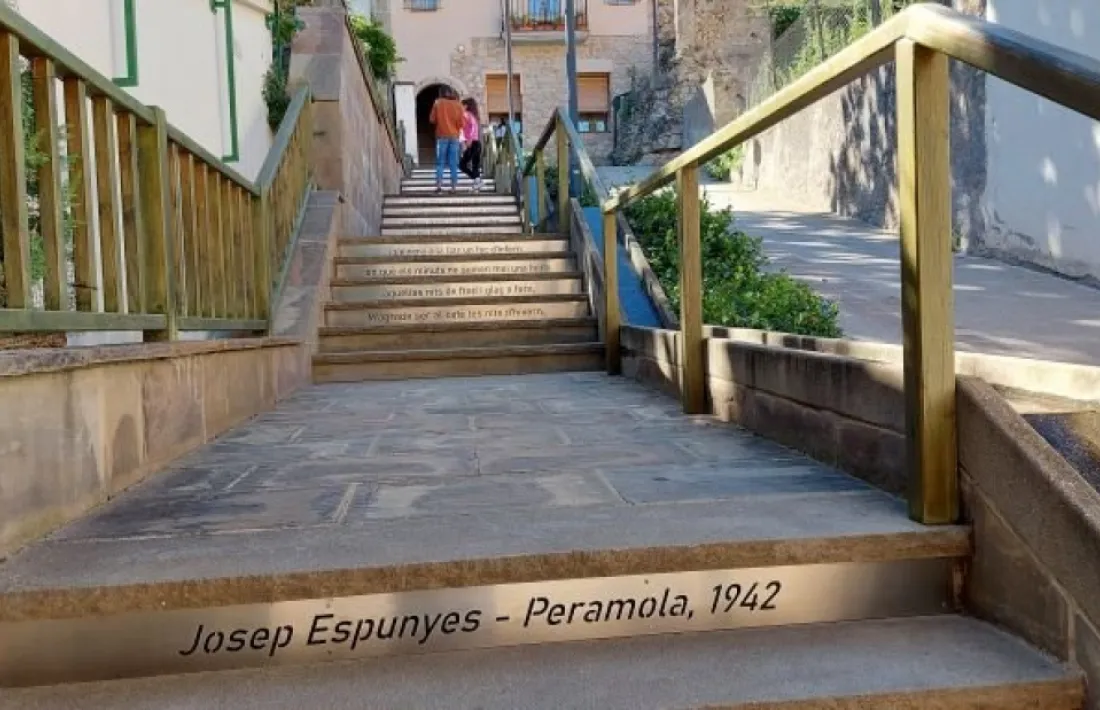 Les escales del Casino de Peramola, amb una de les intervencions de ‘Tot l’entorn és poesia’: un sonet de Josep Espunyes.