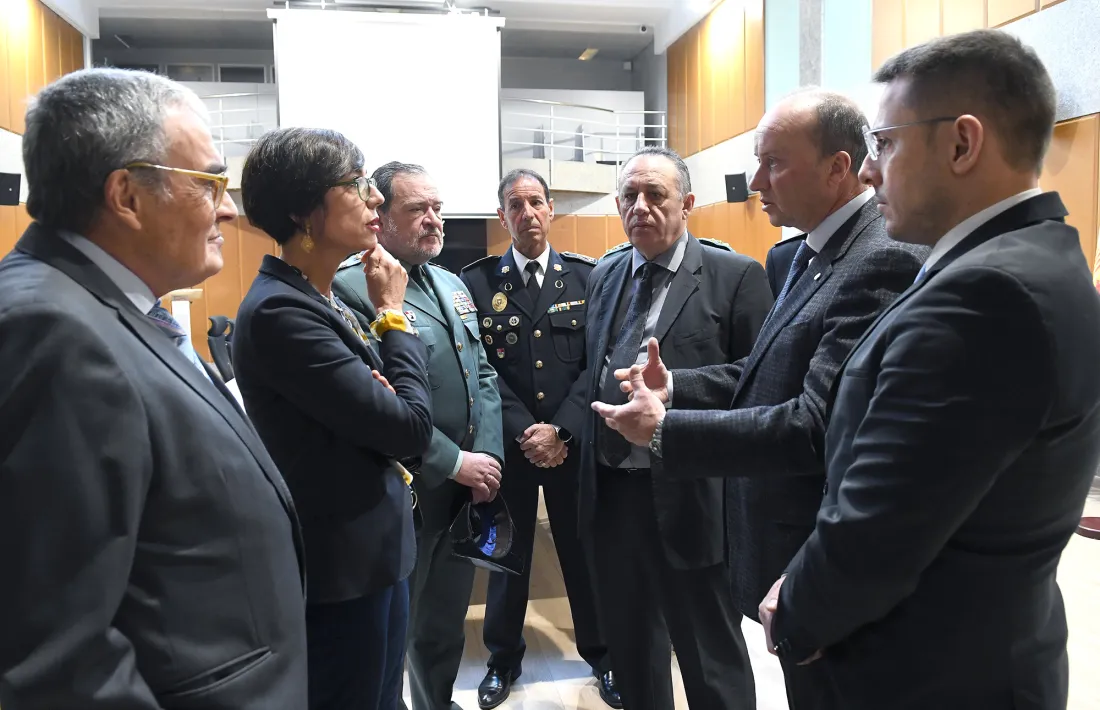 Les autoritats andorranes conversant amb representants de la guàrdia civil, avui.