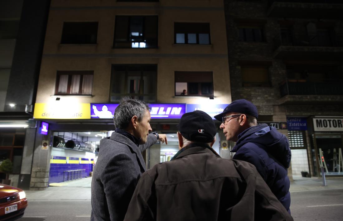 El cònsol menor d’Andorra la Vella, David Astrié, amb l’enginyer José Luis González i el propietari del bloc, Josep Palmitjavila, ahir.