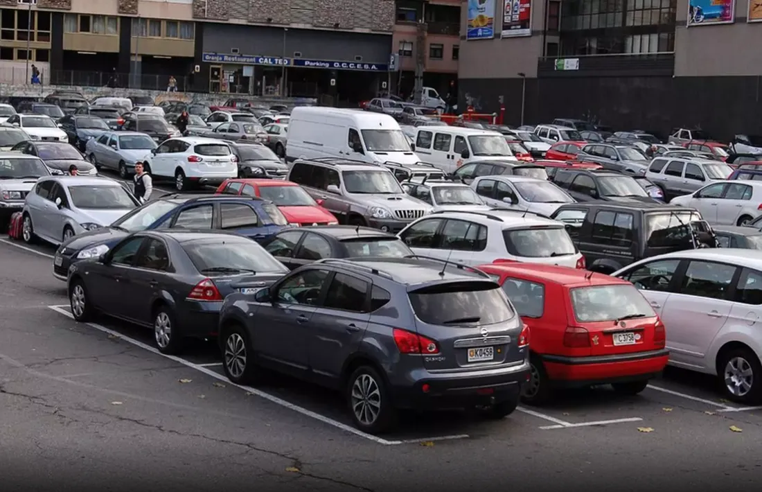 Vehicles estacionats al parc Central.