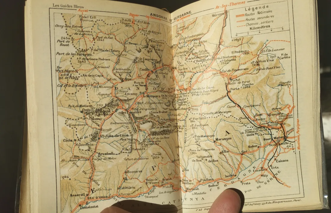Mapa amb els principals accessos, tant per carretera com per la muntanya: discret i ideal per orientar-se en una possible evasió.