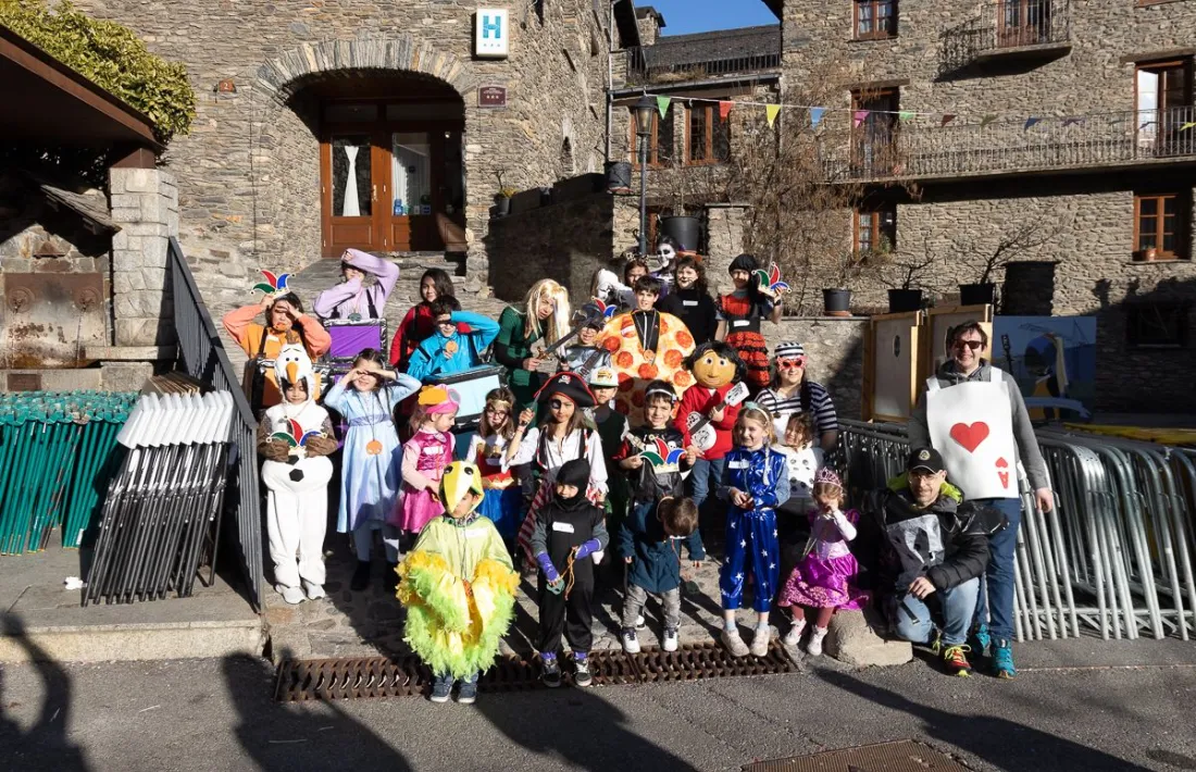 Els infants que han participat a la gimcana popular de Carnaval d'Ordino.