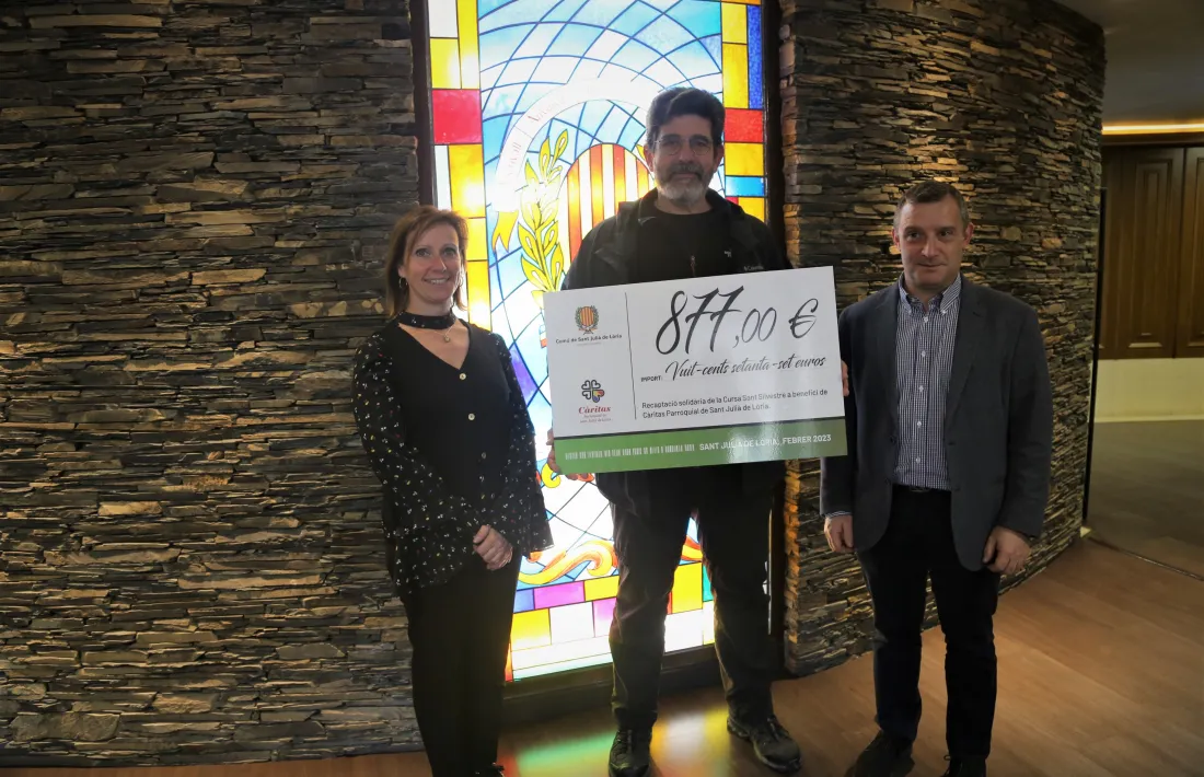 El moment de l'entrega del xec solidari.