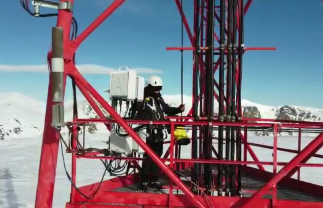 L'actuació d'un tècnic d'Andorra Telecom en una antena.
