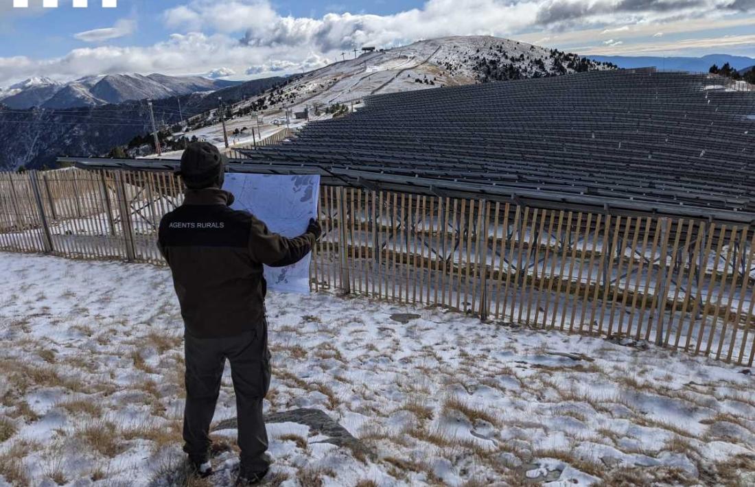 Un integrant del cos d’agents rurals revisant el parc solar del Planell de la Tossa.