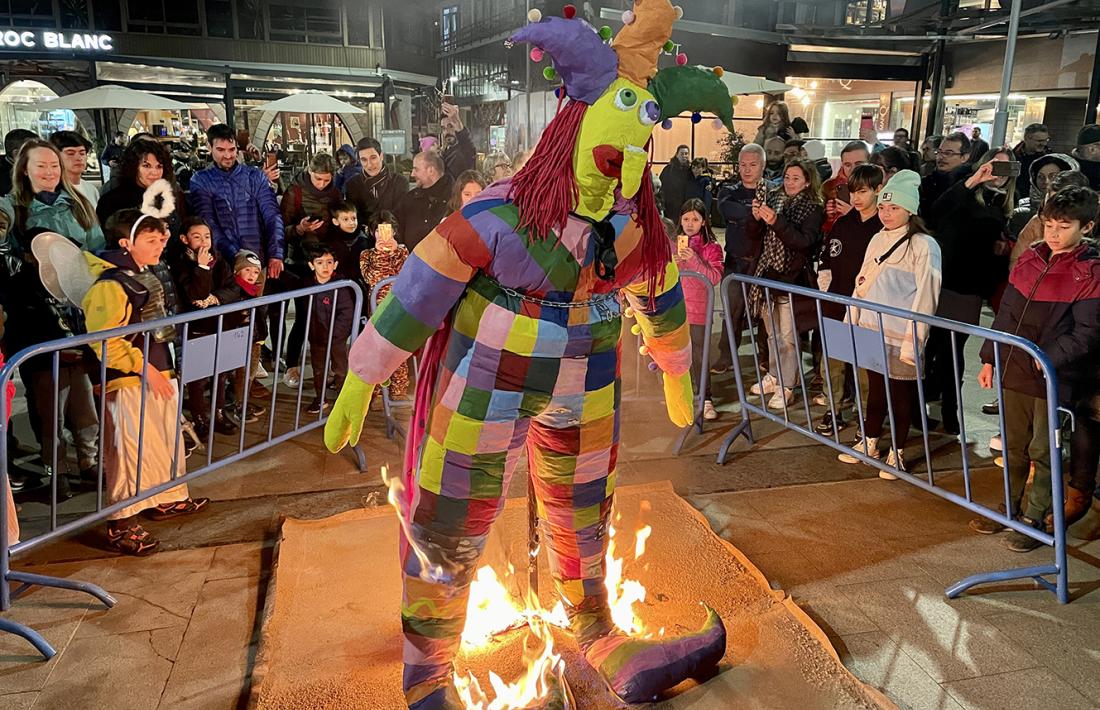 Un moment de la crema del Carnestoltes aquest dimarts a la tarda a Escaldes.