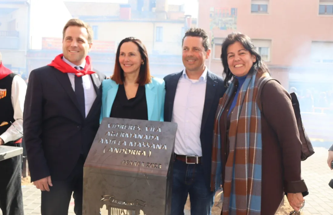 La delegació massanenca amb la placa commemorativa de l'agermanament amb Vidreres.