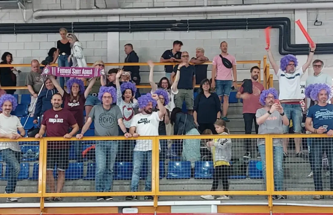 L’equip femení del Bàsquet Sant Adrià va aportar públic a les graderies de l’Alay el 2022.