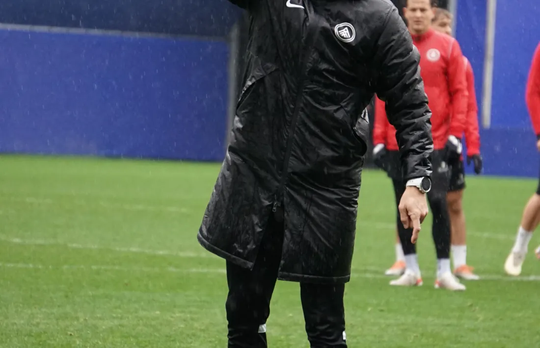 Eder Sarabia donant indicacions.