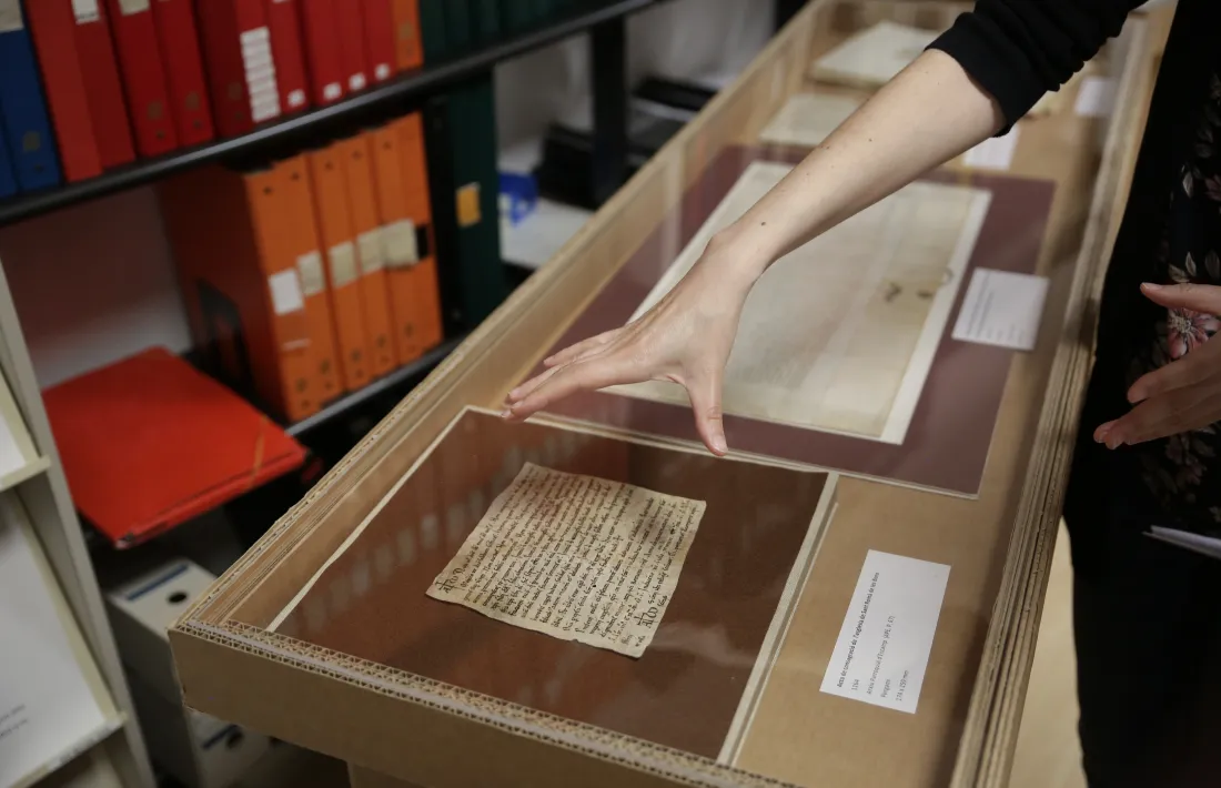 L'acte de consagració de Sant Romà de les Bons, datada el 1164, exposada al maig a la sala de consulta de l'Arxiu.