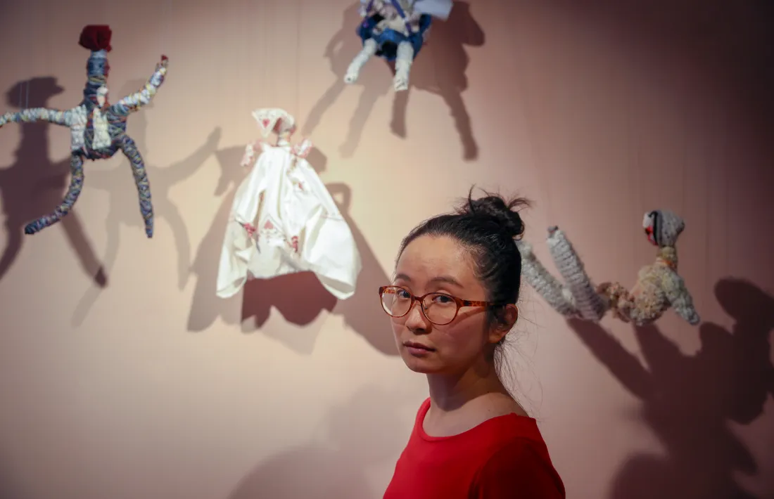 Yen-Yu Tseng exposa les seves nines tèxtils elaborades amb la tècnica del 'wrapping' a la galeria Taranmana.