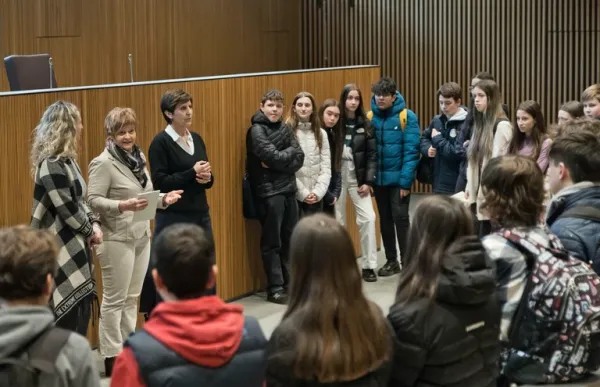 p._08_alumnes_consell_general_joves_visiten_hemicicle