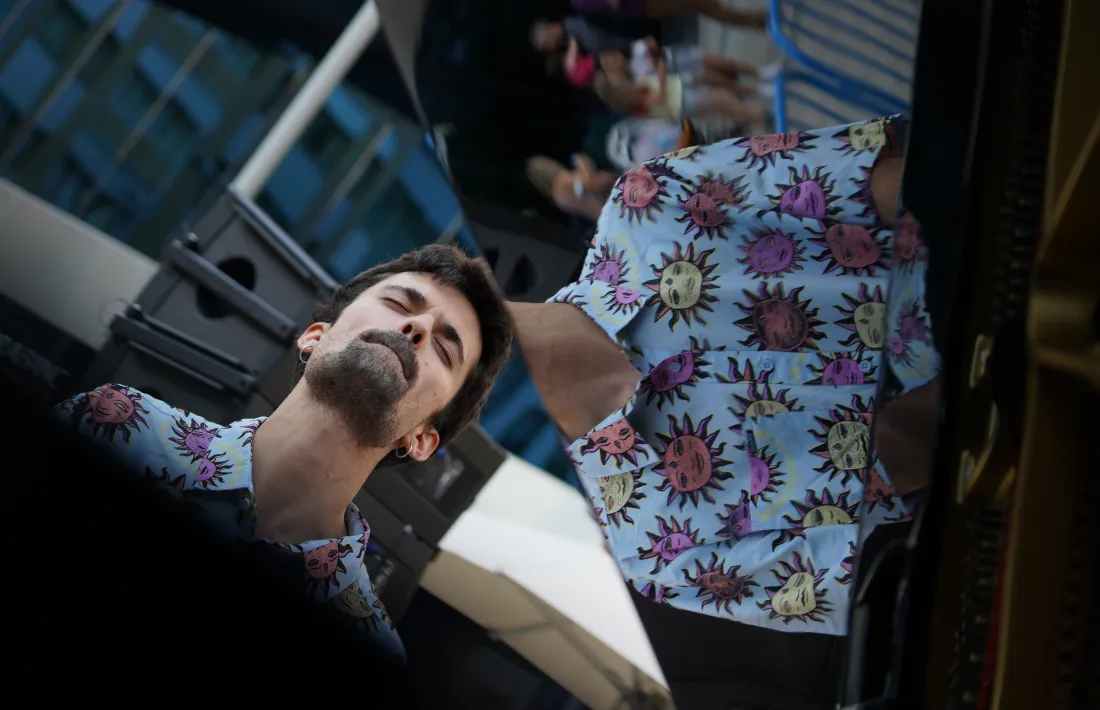 El pianista Enric Bartumeu, Kic Barroc de nom artístic, posarà el toc local de la programació del 4 de març al casino.