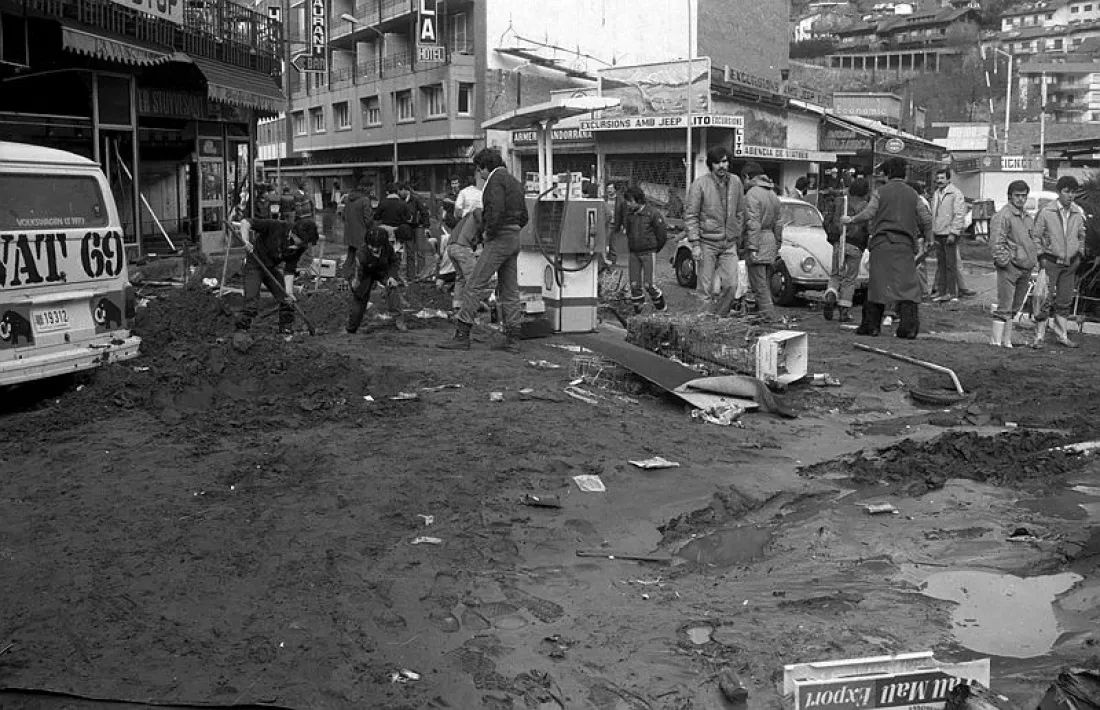 Devastació a l'avingida Meritxell de la capital l'endemà dels aiguats del 7 de novembre del 1982.