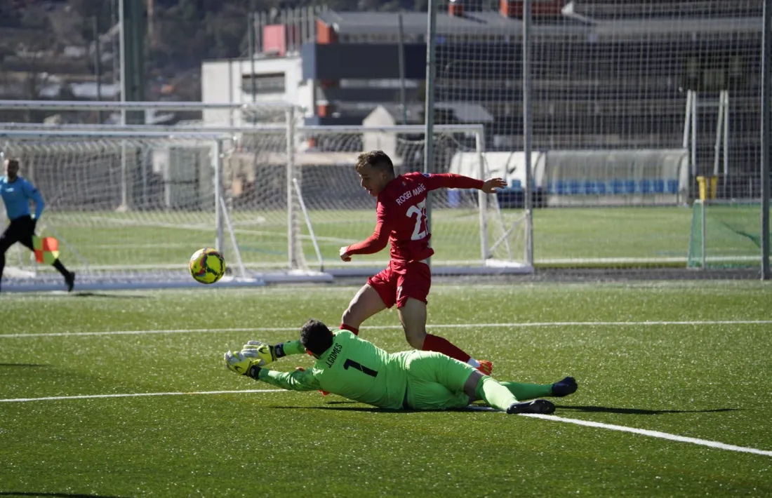 José Antonio aturant un xut de Marcé.