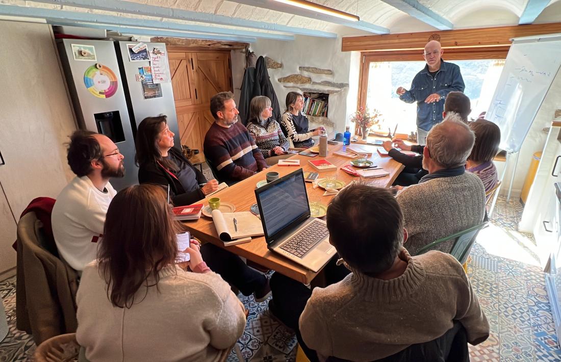 L'escriptor Albert Villaró, impartint un taller sobre narrativa. 