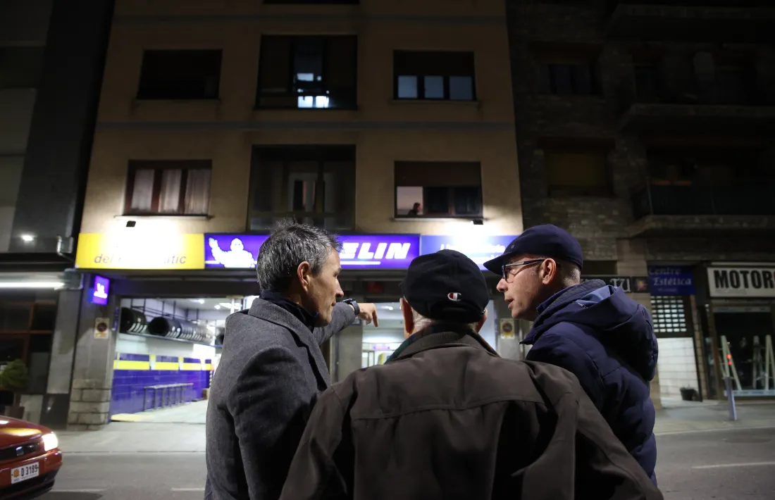 El cònsol menor d’Andorra la Vella, David Astrié, amb l’enginyer José Luis González i el propietari del bloc, Josep Palmitjavila, el dia del desallotjament.