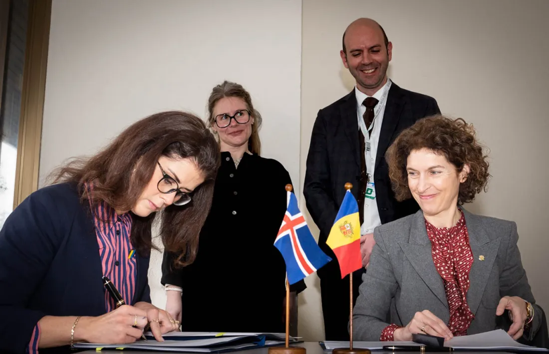 La ministra Maria Ubach i la seva homòloga d’Islàndia, Þórdís Kolbrún Reykfjörð Gylfadóttir, en la signatura del conveni.