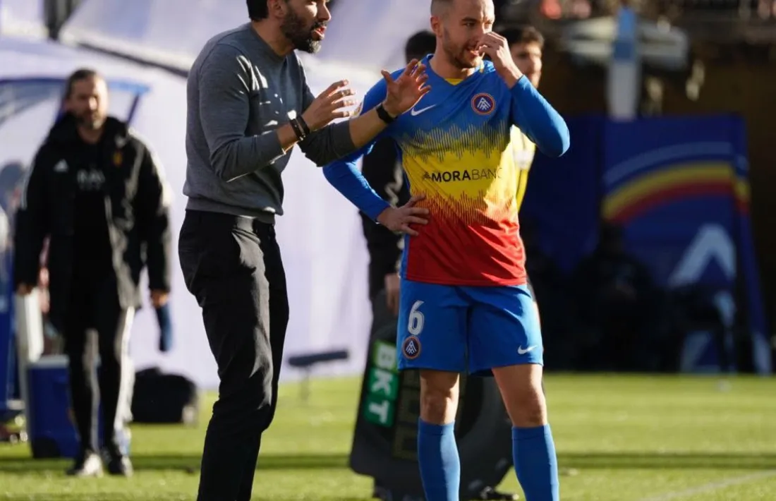 Marc Aguado xerrant amb Eder Sarabia.