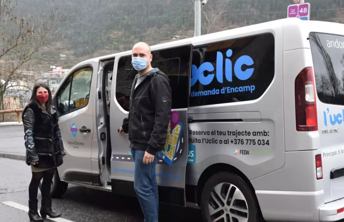 El vehicle que presta el servei del bus a la demanda a Encamp.