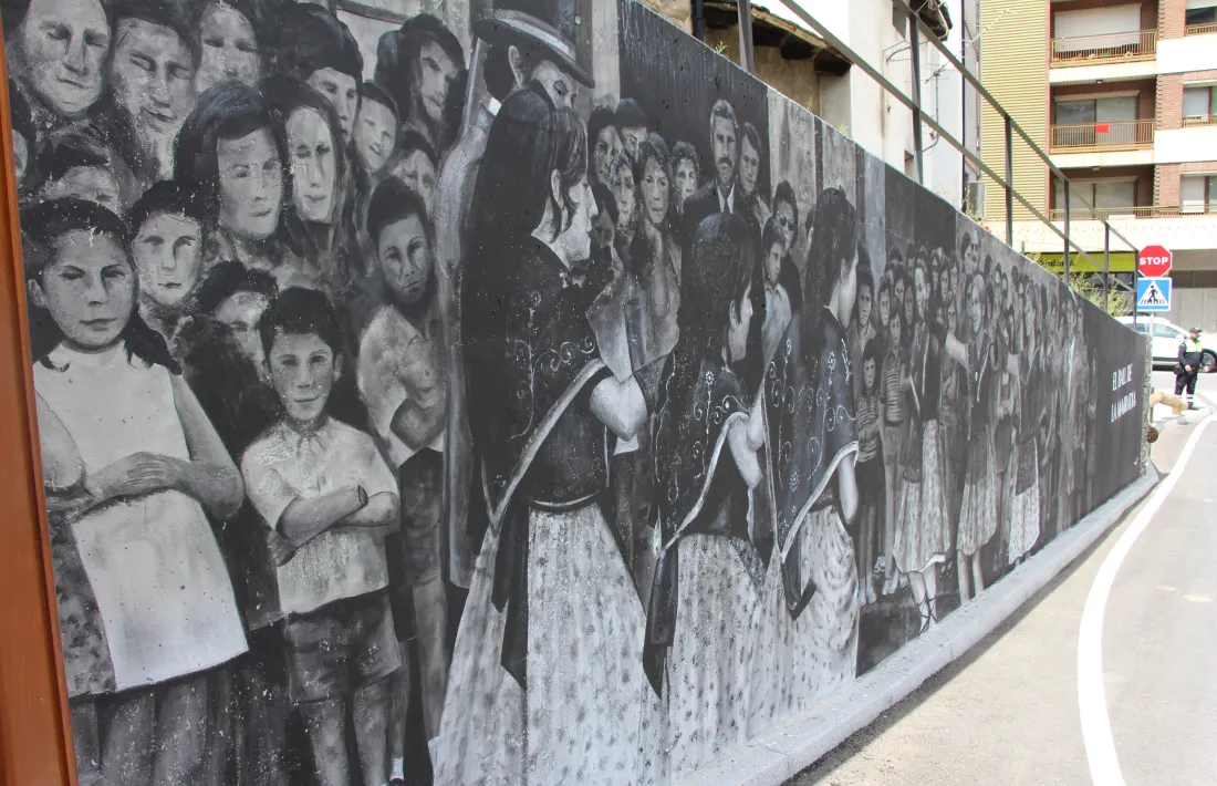 El mural pintat per Sam Bosque. 