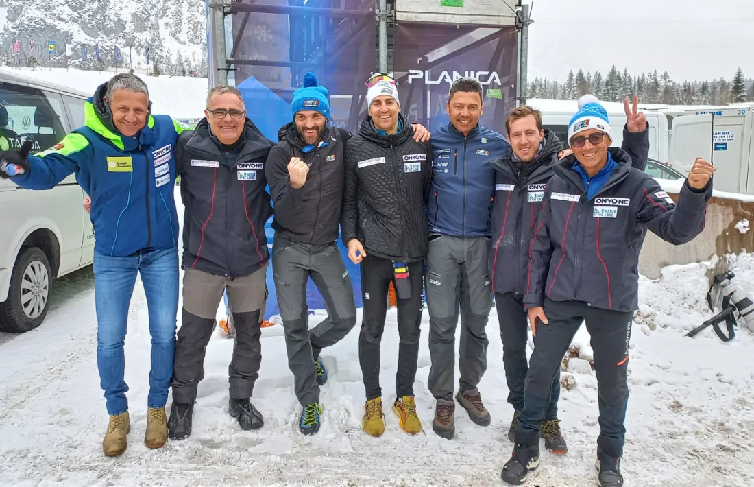 El Campionat del Món d’esquí de fons a Eslovènia van comptar amb el bon resultat d’Irineu Esteve, al centre de la imatge, amb un setè lloc als 15 quilòmetres individuals.