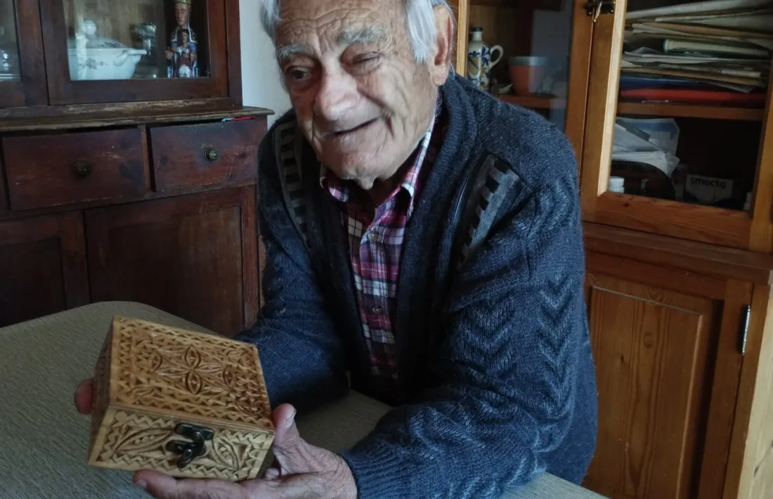 Sergi Mas, al pis taller de la plaça de la Germandat i amb un petit joier de fusta musicat per ell mateix.