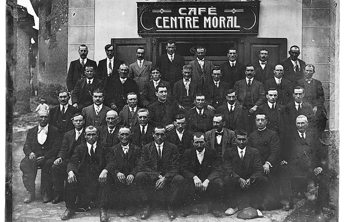 ls socs del Centre Moral i Recreatiu davant de la seu de l’entitat, a cal Coletes, cap al 1910