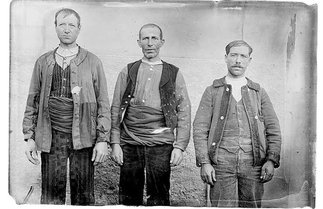  La resta de les fotografies són retrats de grup: atenció al pedaç de l’home que posa amb la dona i la filla; a les botetes foradades de la nena del vestit blanc, i a les faixes que gasten els homes de baix, potser mossos o xolladors de Casa Cremat.