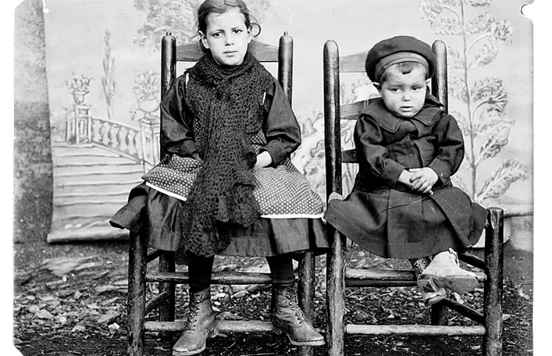  La resta de fotografies són retrats de grup: atenció al pedaç de l’home que posa amb la dona i la filla; a les botetes foradades de la nena del vestit blanc, i a les faixes que gasten els homes de baix, potser mossos o xolladors de Casa Cremat.