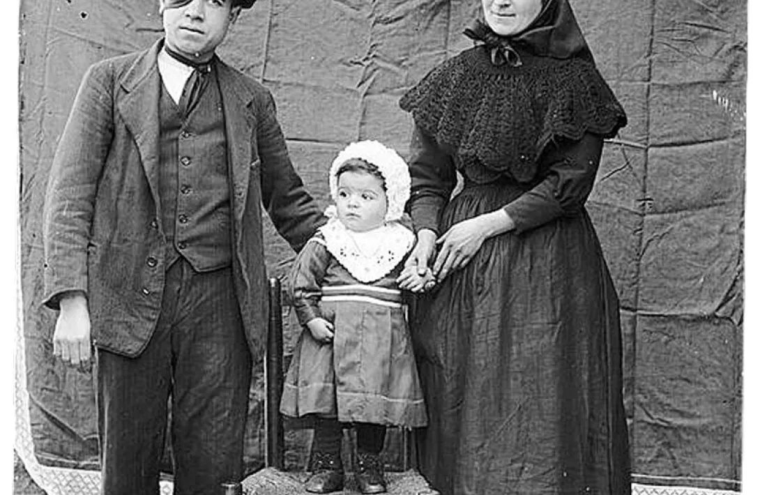  La resta de les fotografies són retrats de grup: atenció al pedaç de l’home que posa amb la dona i la filla; a les botetes foradades de la nena del vestit blanc, i a les faixes que gasten els homes de baix, potser mossos o xolladors de Casa Cremat.