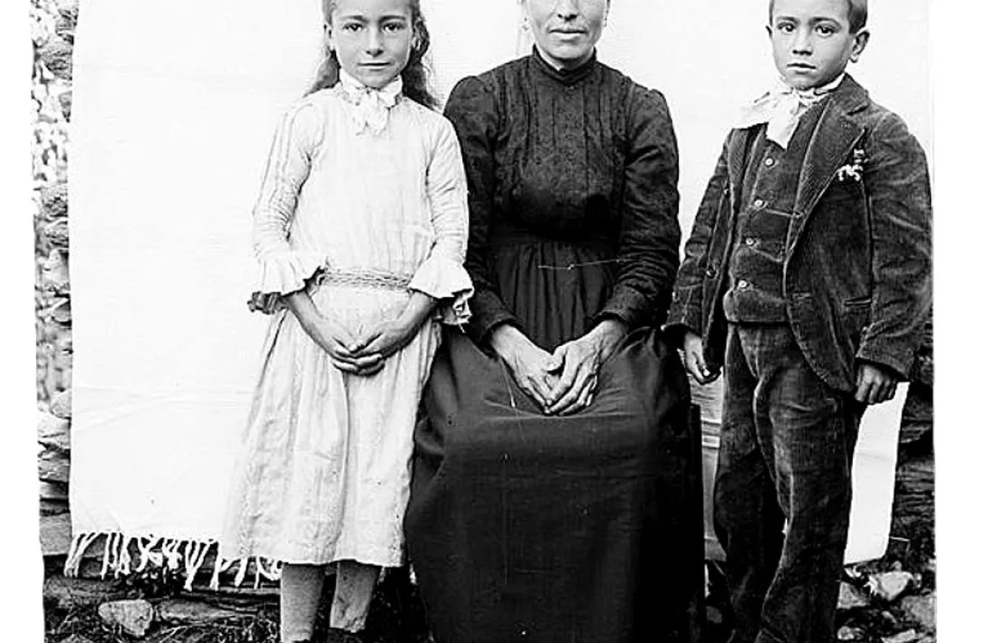  La resta de les fotografies són retrats de grup: atenció al pedaç de l’home que posa amb la dona i la filla; a les botetes foradades de la nena del vestit blanc, i a les faixes que gasten els homes de baix, potser mossos o xolladors de Casa Cremat.