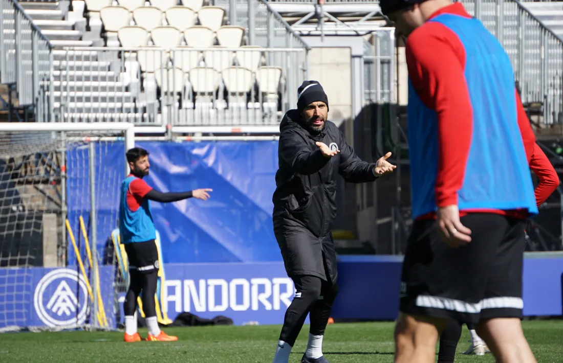 Eder Sarabia, que viurà el partit des de la graderia per sanció, s’enfrontarà a un rival que aposta pel mateix estil de joc.