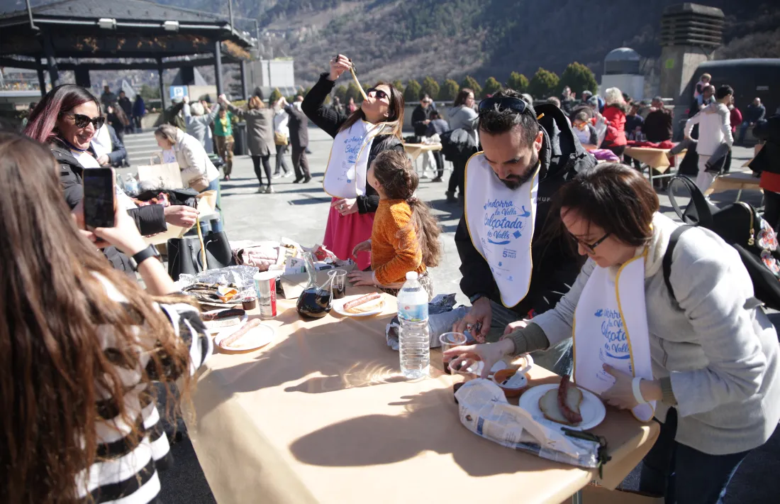 La calçotada popular d'Andorra la Vella celebrada aquest diumenge.