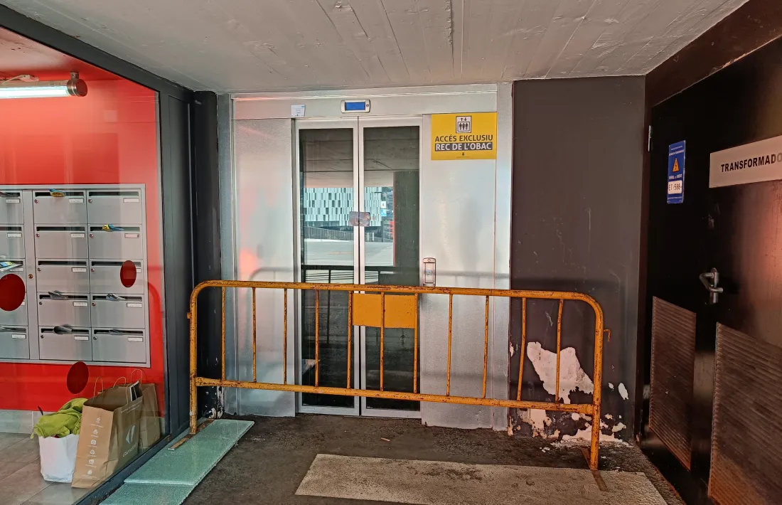 L’accés a l’ascensor fa setmanes que està barrat amb una tanca.