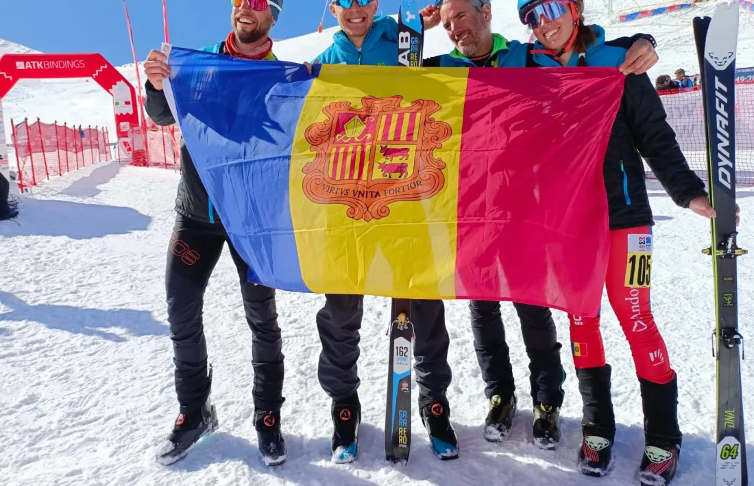Oriol Olm i Lea Anción, al tercer esglaó del podi i amb la tricolor.